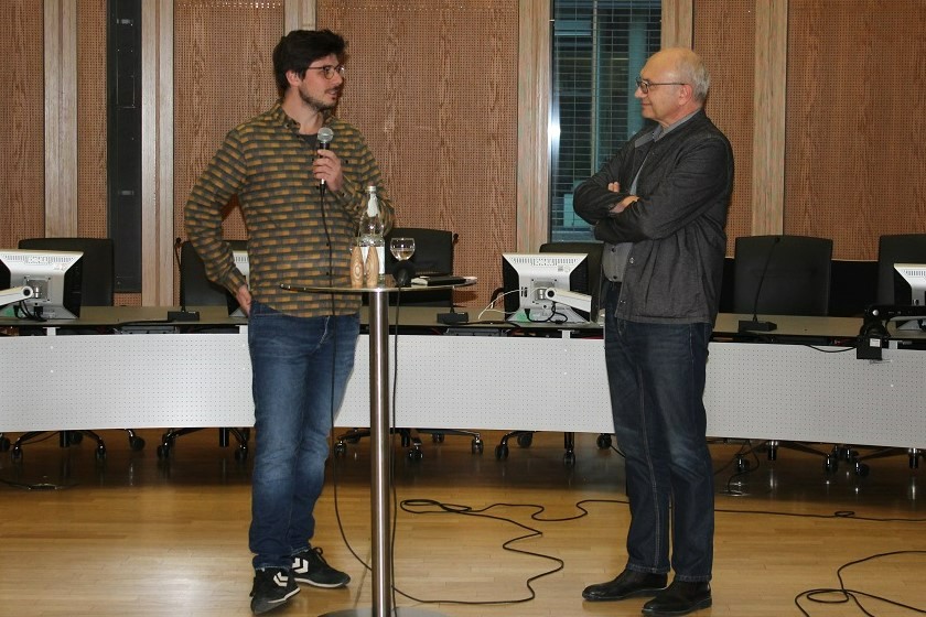 Bild zeigt zwei Männer beim Künstlergespräch im Großen Sitzungssaal des Landratsamts Tübingen.